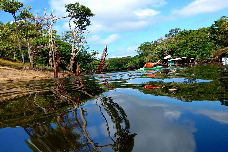 Navegando pelos rios de Novo Airao - Foto: Amaz
